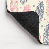 ピンクと紫のエスニックの羽毛模様 マウスパッド (コーナー)