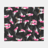 ピンクと紫のガラのオウム模様 フリースブランケット (正面(横))