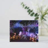 ピンクと紫のクリスマスデコレーションアウトドア シーズンポストカード (スタンド正面)