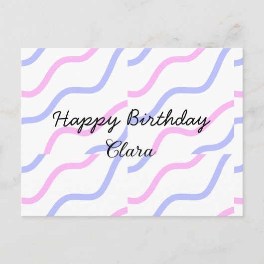 ピンクと紫のストライプ ハッピーバースデー 名前を追加するテキスト ポストカード (正面)
