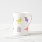 ピンクと紫のパステルの鳥とバードハウス ボーンチャイナマグカップ (正面右)