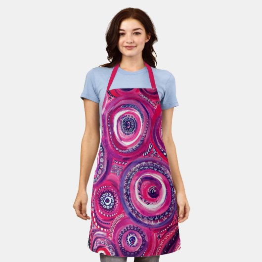 ピンクと紫の円と渦巻きオリジナルアート エプロン (着用した状態)