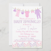 ピンクと紫の小さな服のベビー散水 招待状 (正面)