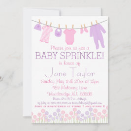 ピンクと紫の小さな服のベビー散水 招待状