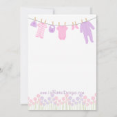 ピンクと紫の小さな服のベビー散水 招待状 (裏面)