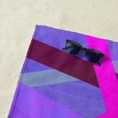 ピンクと紫の幾何学線パターンモノグラム ビーチタオル (インサイチュ)