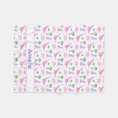 ピンクと紫の恐竜 – 女の子恐竜 フリースブランケット (正面(横))