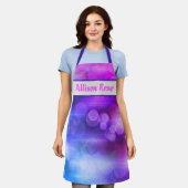 ピンクと紫の抽象芸術円パターン エプロン (着用した状態)