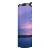 ピンクと紫の日の出が水に染み込む タンブラー (回転左)