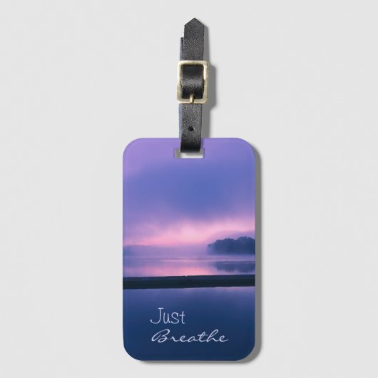 ピンクと紫の日の出が水の上だけで呼吸D ラゲッジタグ (正面縦)