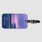 ピンクと紫の日の出が水の上だけで呼吸D ラゲッジタグ (正面横)