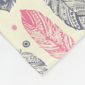 ピンクと紫の民族羽毛パターン フリースブランケット (角)