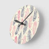 ピンクと紫の民族羽毛パターン ラウンド壁時計 (傾斜)
