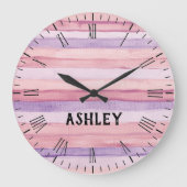 ピンクと紫の水色のストライプパーソナライズされた ラージ壁時計 (正面)