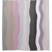 ピンクと紫の波状のストライプ シャワーカーテン (正面)