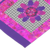 ピンクと紫の白黒の花の花びら ミディアムテーブルランナー (コーナー)