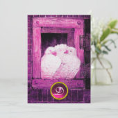 ピンクと紫の窓の白い鳩のウェディングモノグラム 招待状 (スタンド正面)