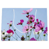 ピンクと紫の花かわいらしの牧草地写真 ラージペーパーバッグ (正面)