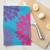 ピンクと紫の花をティール（緑がかった色）ブルー キッチンタオル (四つ折り)