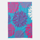 ピンクと紫の花をティール（緑がかった色）ブルー キッチンタオル (縦)