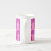 ピンクと紫の蝶のパターン ボーンチャイナマグカップ (裏面)
