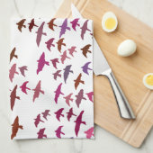 ピンクと紫の鳥の群れ キッチンタオル (四つ折り)