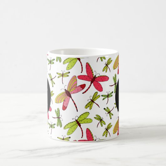 ピンクと緑のトンボのモノグラム コーヒーマグカップ (中央)