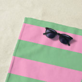 ピンクと緑の幾何ストライプのパターン ビーチタオル (インサイチュ)