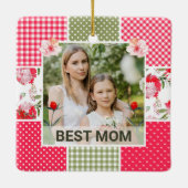 ピンクと緑の水色のフローラパッチワークママ セラミックオーナメント (裏面)