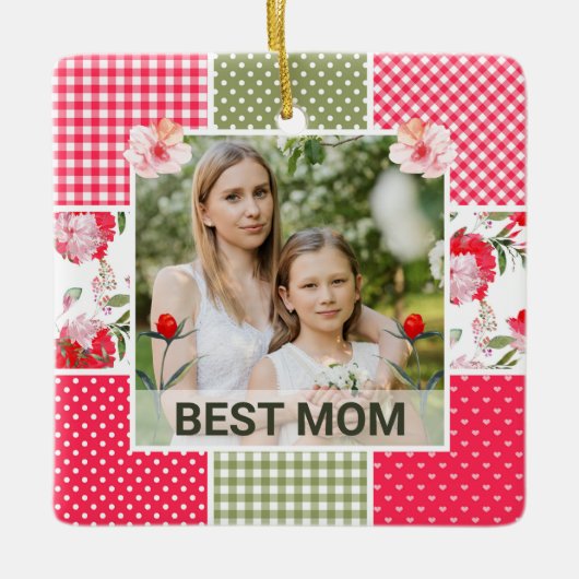 ピンクと緑の水色のフローラパッチワークママ セラミックオーナメント (正面)