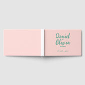 ピンクと緑の波状結婚の ゲストブック (全面)