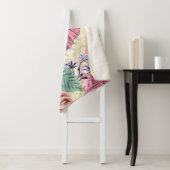 ピンクと緑の熱帯葉の花、青い花。 シェルパブランケット (インサイチュ)