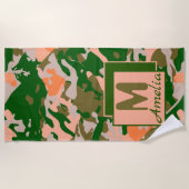 ピンクと緑の迷彩模様 ビーチタオル (正面)