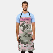 ピンクと緑の迷彩自分の名前をパーソナライズ エプロン (着用した状態)