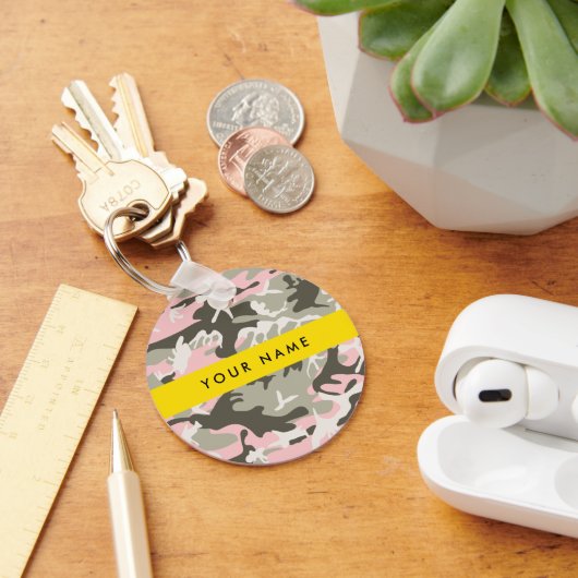 ピンクと緑の迷彩自分の名前をパーソナライズ キーホルダー (デスク)