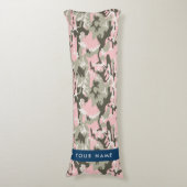 ピンクと緑の迷彩自分の名前をパーソナライズ ボディピロー (正面縦)