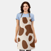 ピンクと茶色の牛のプリント エプロン (着用した状態)