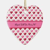 ピンクと赤いハートがクリスマスに私と結婚 セラミックオーナメント (右)