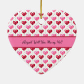 ピンクと赤いハートがクリスマスに私と結婚 セラミックオーナメント (裏面)