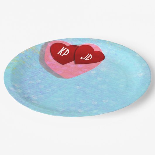 ピンクと赤いハートとパーソナライズされたイニシャル ペーパープレート (アングル)