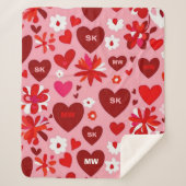 ピンクと赤いハートと花のモチーフとイニシャル シェルパブランケット (正面)