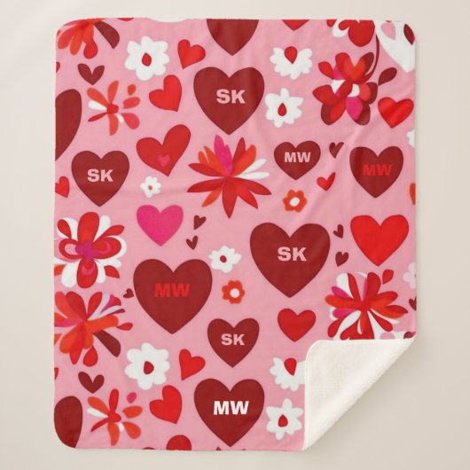 ピンクと赤いハートと花のモチーフとイニシャル シェルパブランケット (正面)