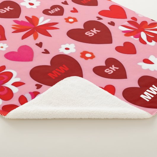 ピンクと赤いハートと花のモチーフとイニシャル シェルパブランケット (3/4)