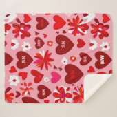 ピンクと赤いハートと花のモチーフとイニシャル シェルパブランケット (正面(横))