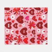 ピンクと赤いハートと花のモチーフとイニシャル フリースブランケット (正面(横))