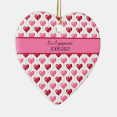 ピンクと赤いハートの婚約結婚のクリスマス セラミックオーナメント (右)