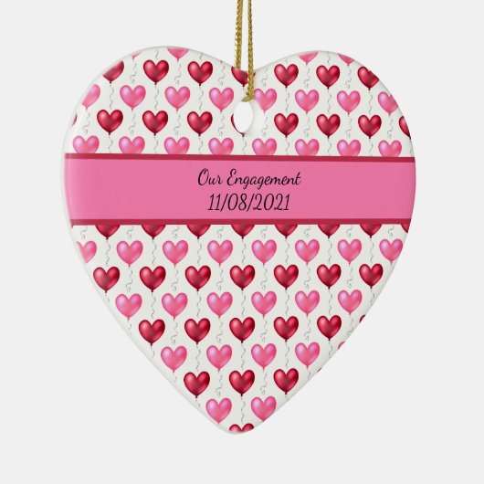 ピンクと赤いハートの婚約結婚のクリスマス セラミックオーナメント (右)