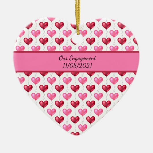 ピンクと赤いハートの婚約結婚のクリスマス セラミックオーナメント (正面)