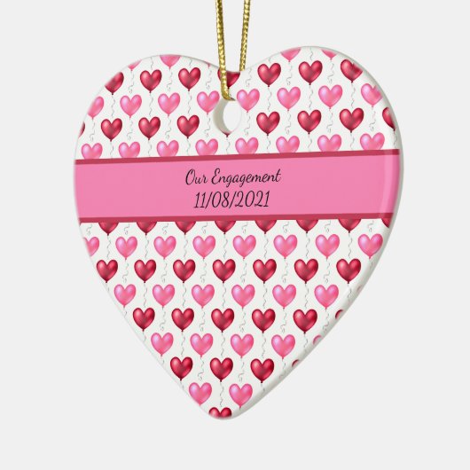 ピンクと赤いハートの婚約結婚のクリスマス セラミックオーナメント (左)