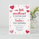 ピンクと赤いハートズ私たちのリトルスウィートアート誕生日 招待状 (スタンド正面)